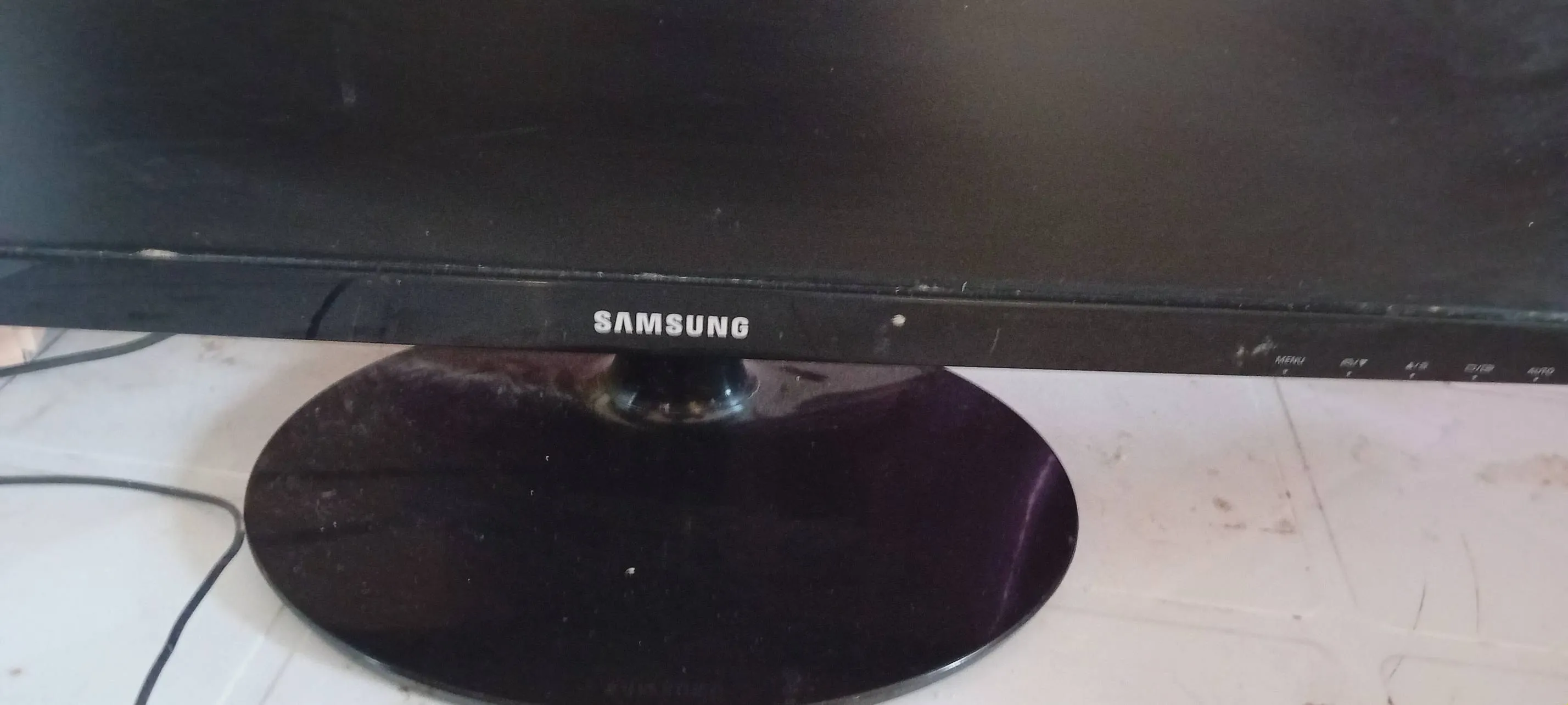 A vendre un ordinateur de Bureau, avec écran Sumsung 23 pouces, et un haut parleur de type Hunday