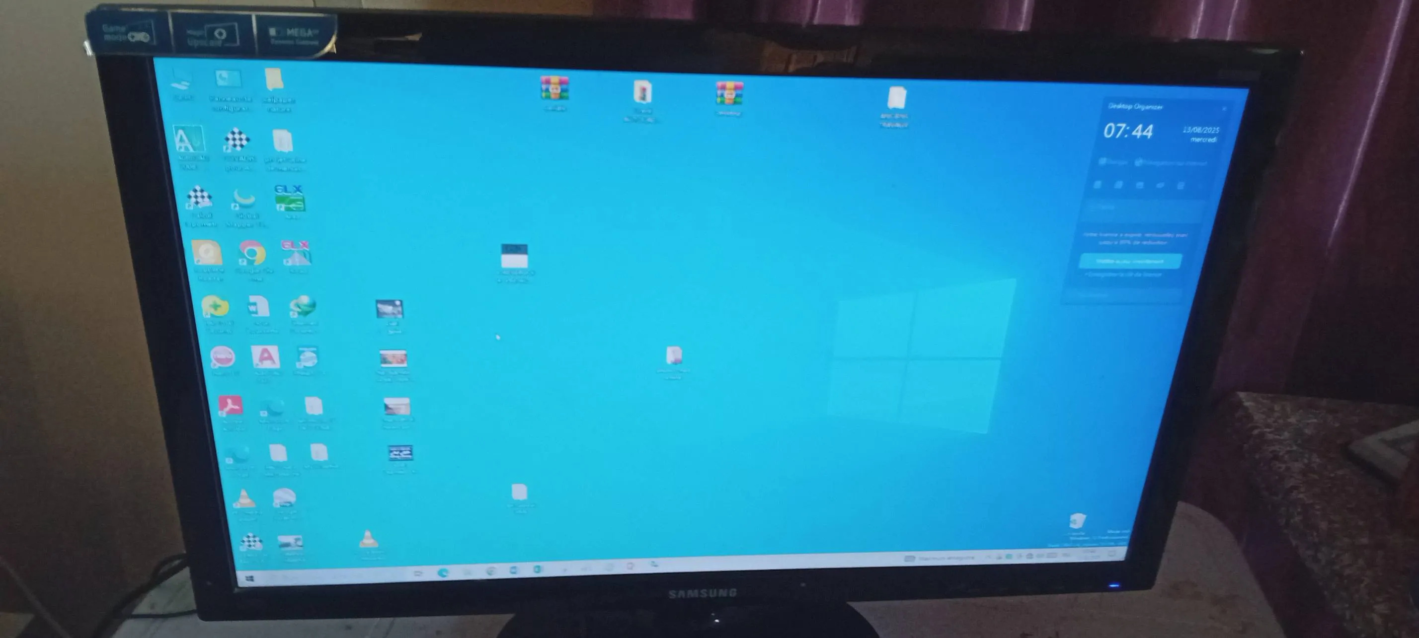 A vendre un ordinateur de Bureau, avec écran Sumsung 23 pouces, et un haut parleur de type Hunday