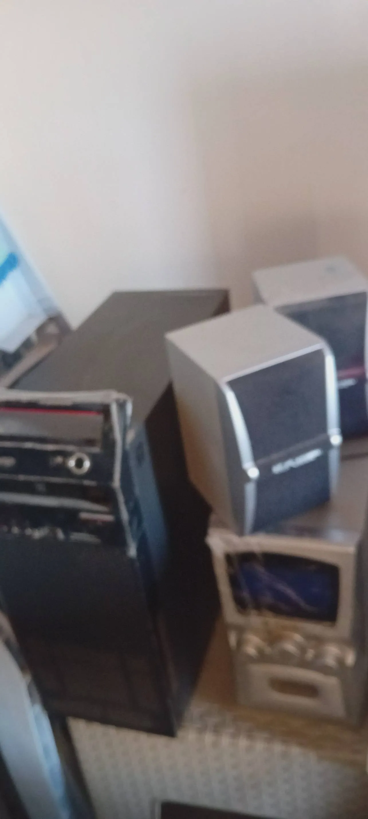 A vendre un ordinateur de Bureau, avec écran Sumsung 23 pouces, et un haut parleur de type Hunday