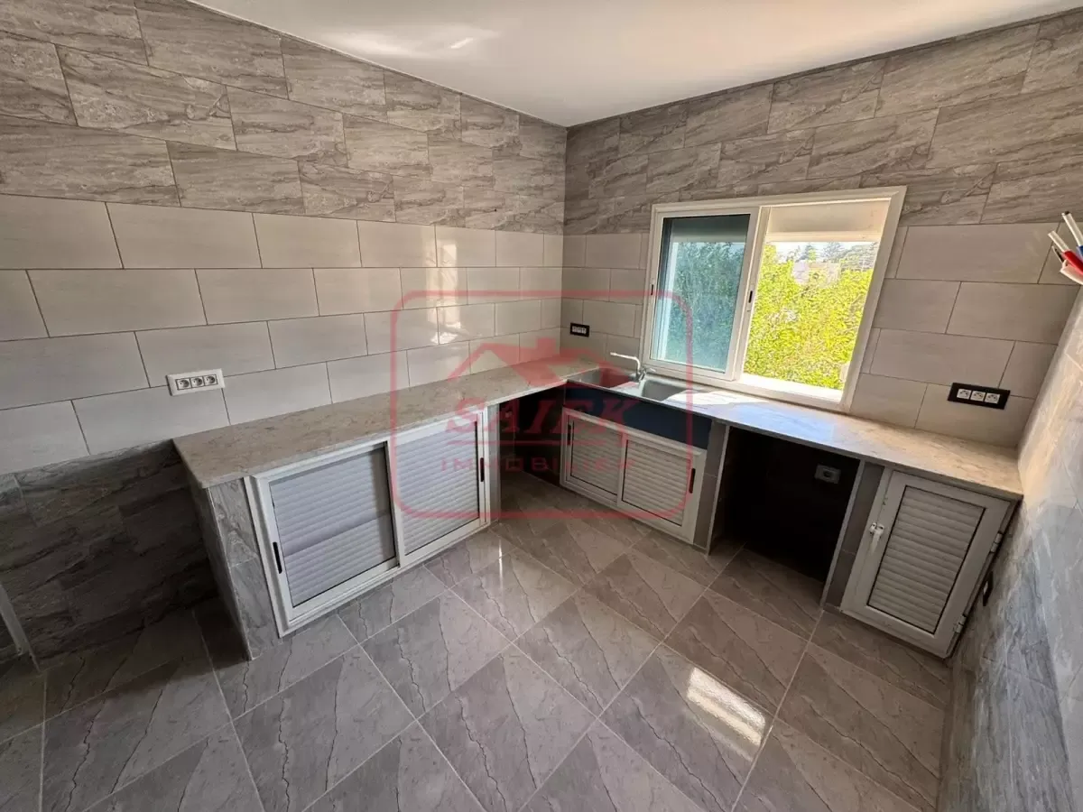 A Louer Appartement Au Début De Corniche