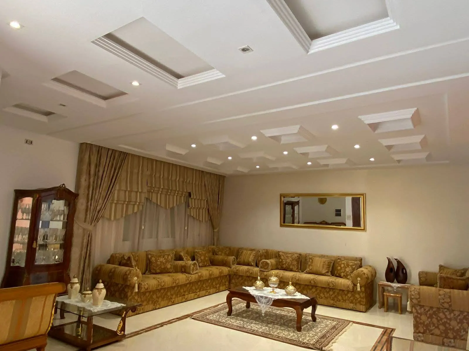 A vendre villa prestigieuse à Sahloul 4