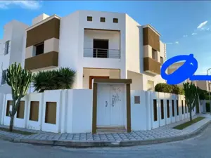 A vendre villa prestigieuse à Sahloul 4