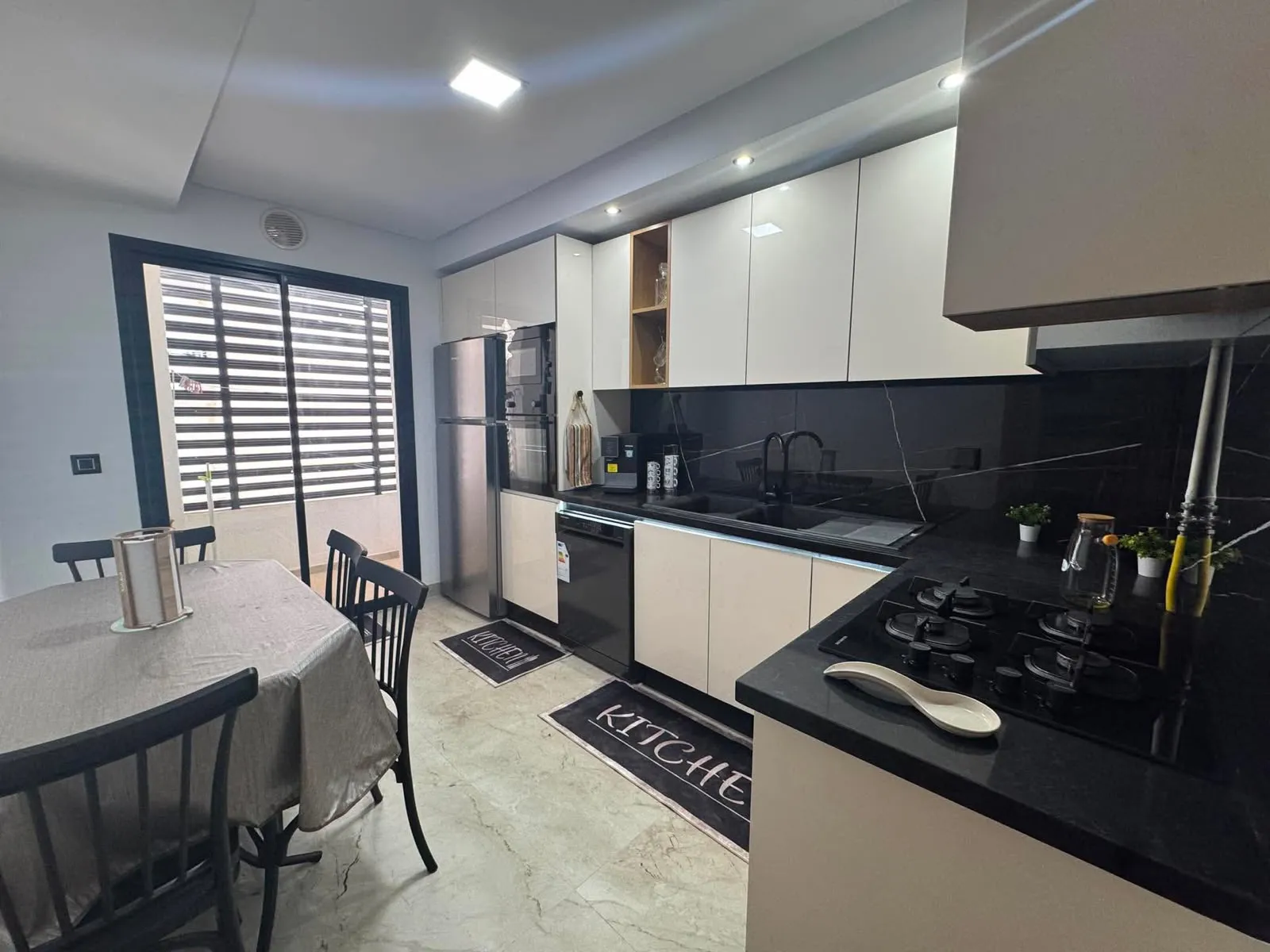 A Louer Appartement S+3 Richement Meublé à Menzah 9C