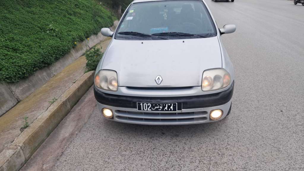 A vendre clio bombe première main 