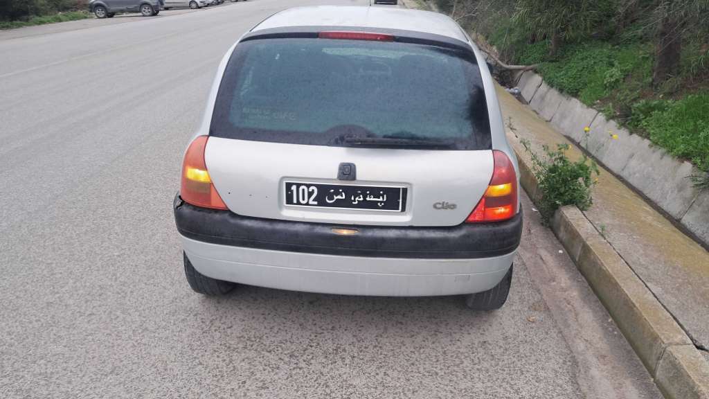A vendre clio bombe première main 