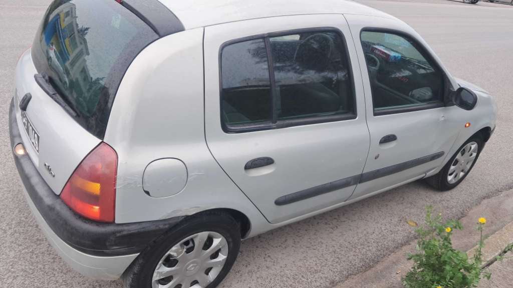 A vendre clio bombe première main 