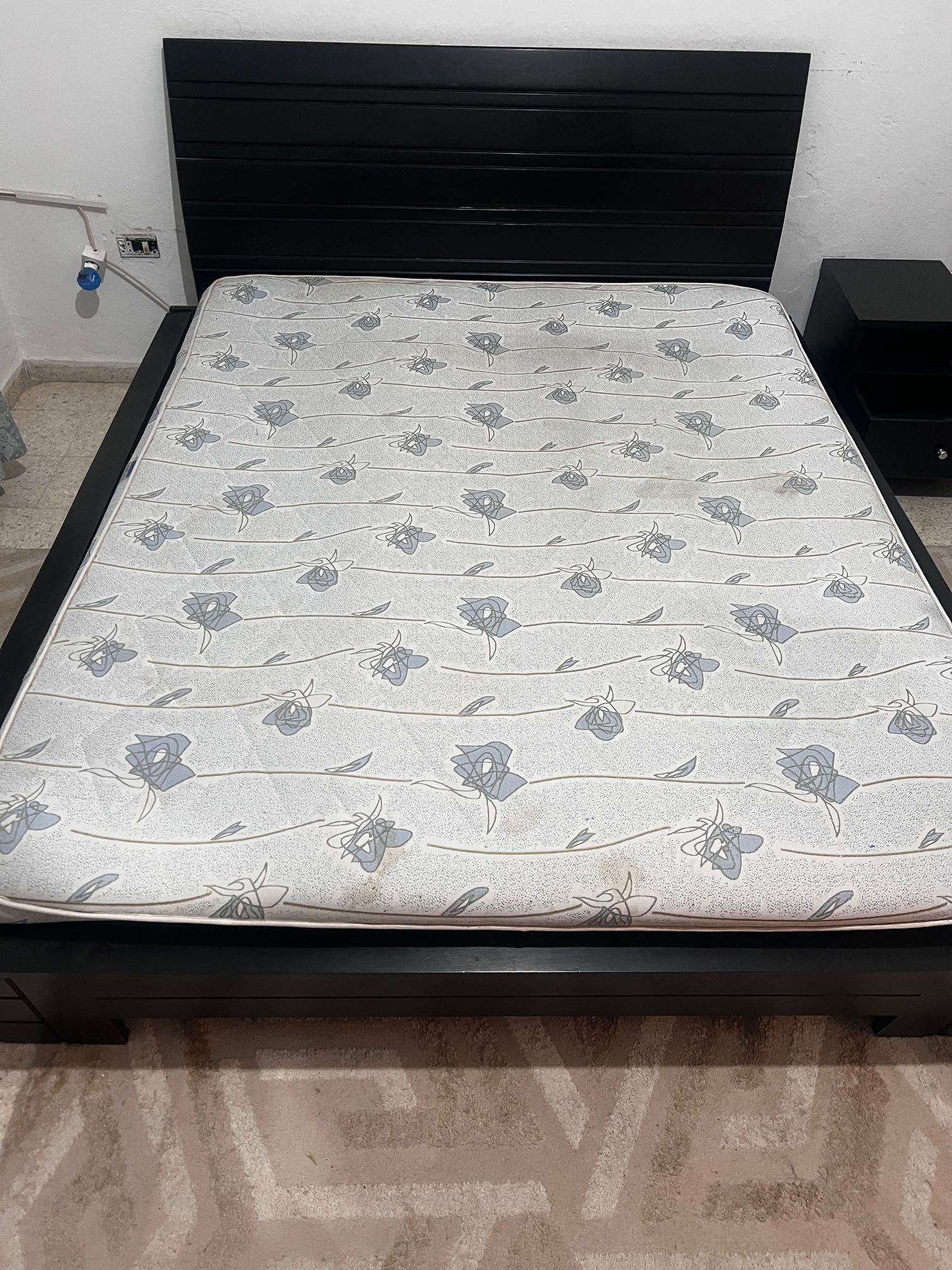 Lit King Size + Table de nuit en bois Blenz + Matelas
