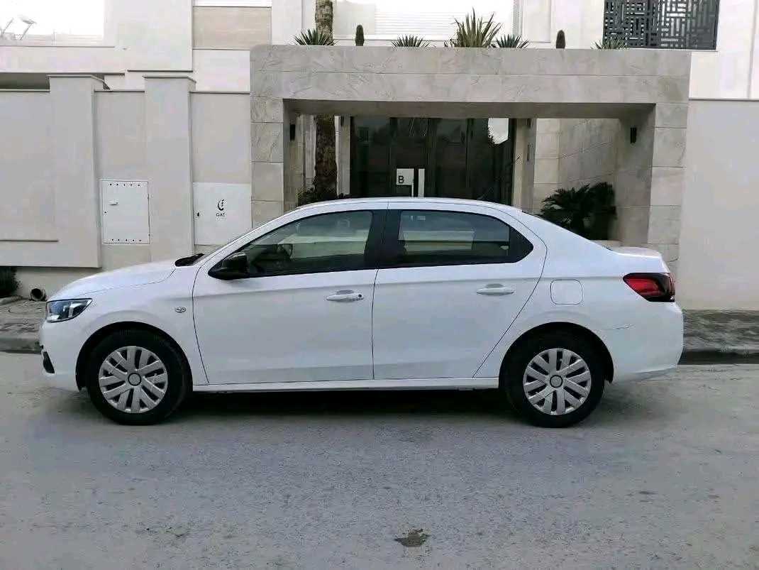 PEUGEOT 301 ACCESS PREMIÈRE MAIN EN EXCELLENT ÉTAT 