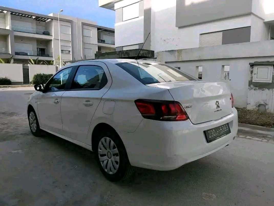 PEUGEOT 301 ACCESS PREMIÈRE MAIN EN EXCELLENT ÉTAT 