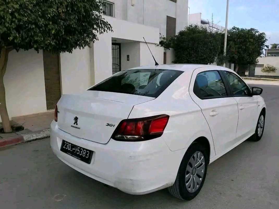 PEUGEOT 301 ACCESS PREMIÈRE MAIN EN EXCELLENT ÉTAT 