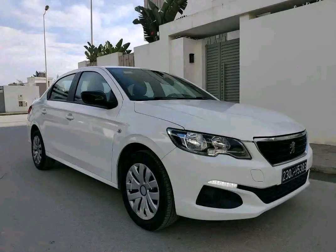 PEUGEOT 301 ACCESS PREMIÈRE MAIN EN EXCELLENT ÉTAT 