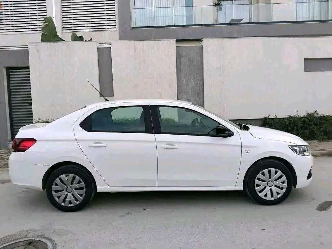 PEUGEOT 301 ACCESS PREMIÈRE MAIN EN EXCELLENT ÉTAT 