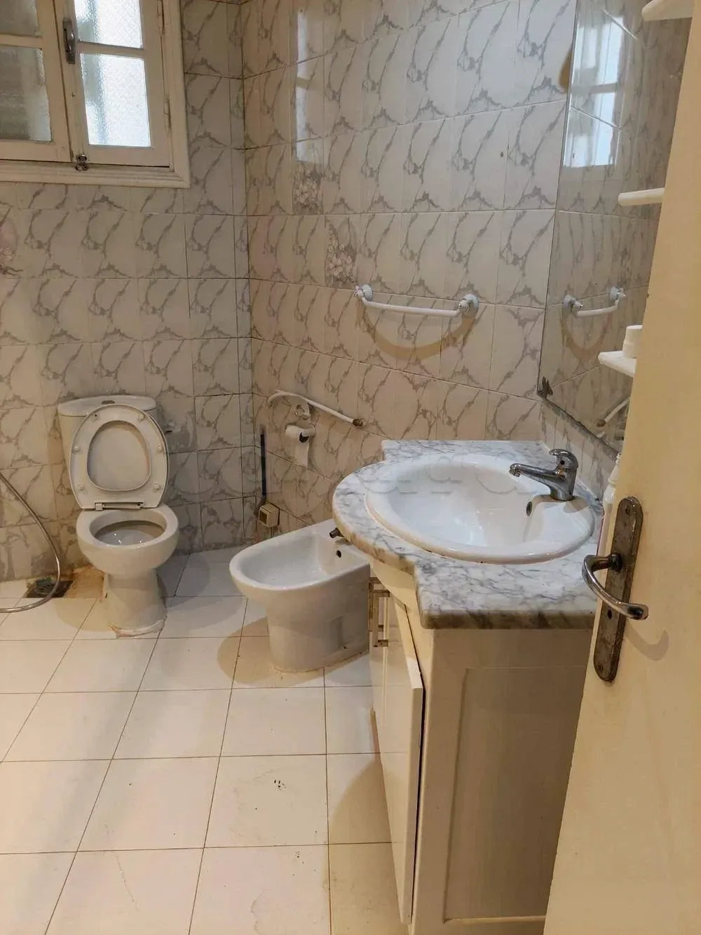 un rdc d'une villa s+4 au a louer situé a manzah 9a prés de centre makni