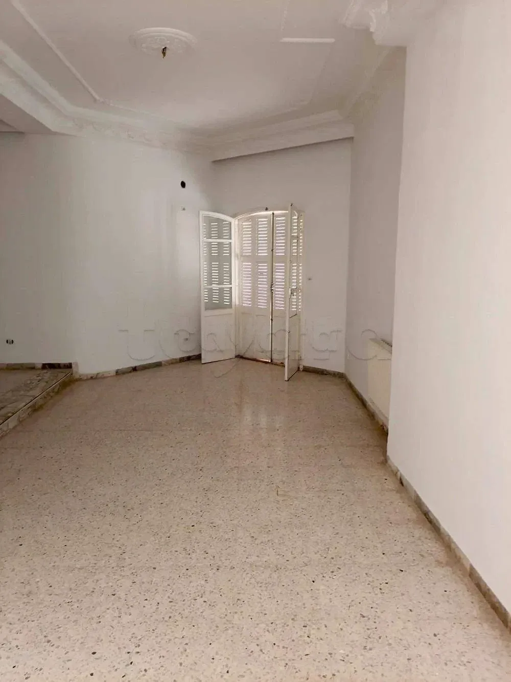 un rdc d'une villa s+4 au a louer situé a manzah 9a prés de centre makni