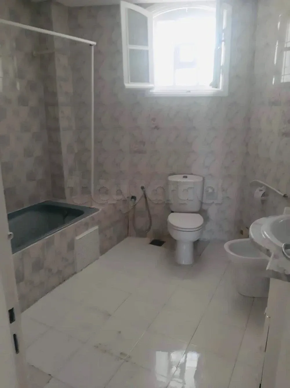 un rdc d'une villa s+4 au a louer situé a manzah 9a prés de centre makni