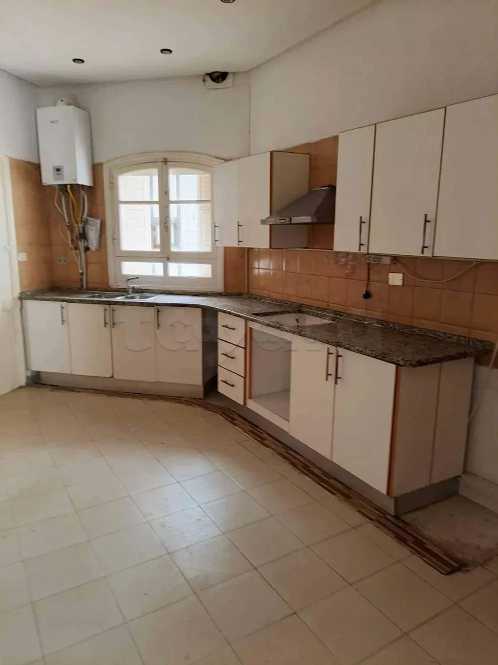 un rdc d'une villa s+4 au a louer situé a manzah 9a prés de centre makni