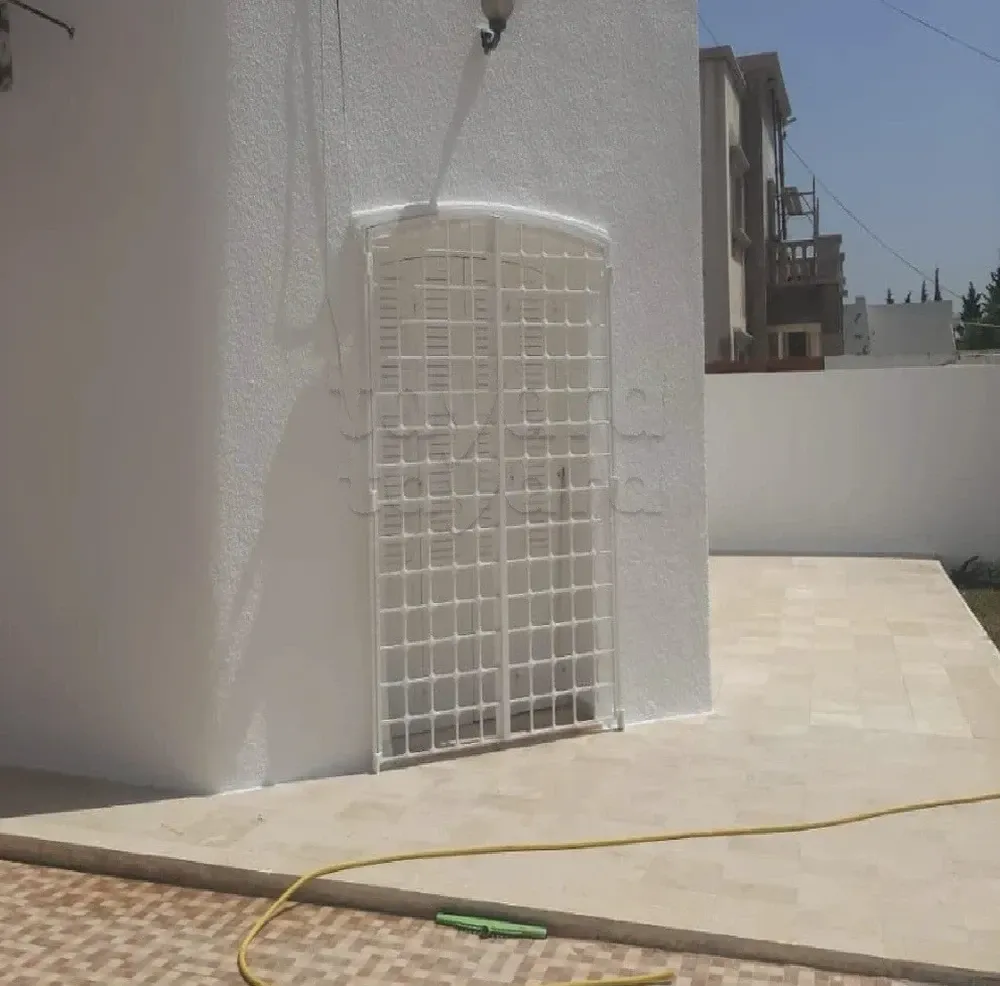 un rdc d'une villa s+4 au a louer situé a manzah 9a prés de centre makni