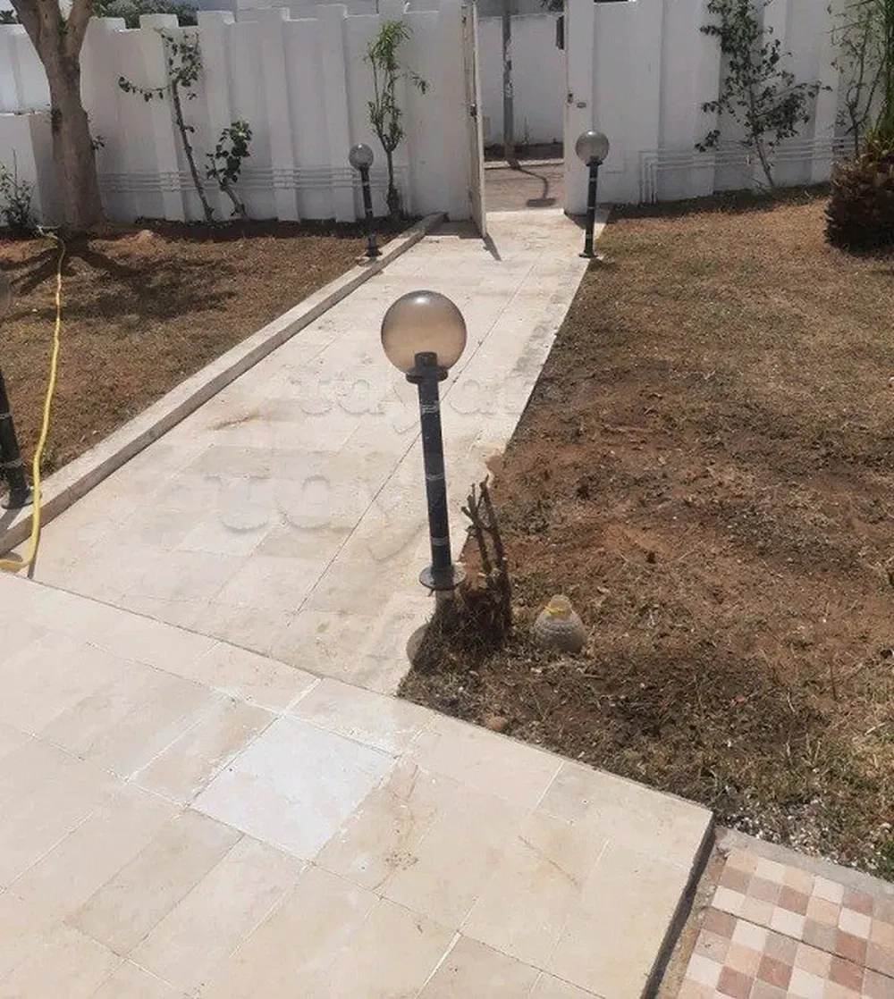 un rdc d'une villa s+4 au a louer situé a manzah 9a prés de centre makni