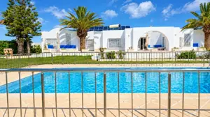 Une résidence avec piscine Vue sur mer