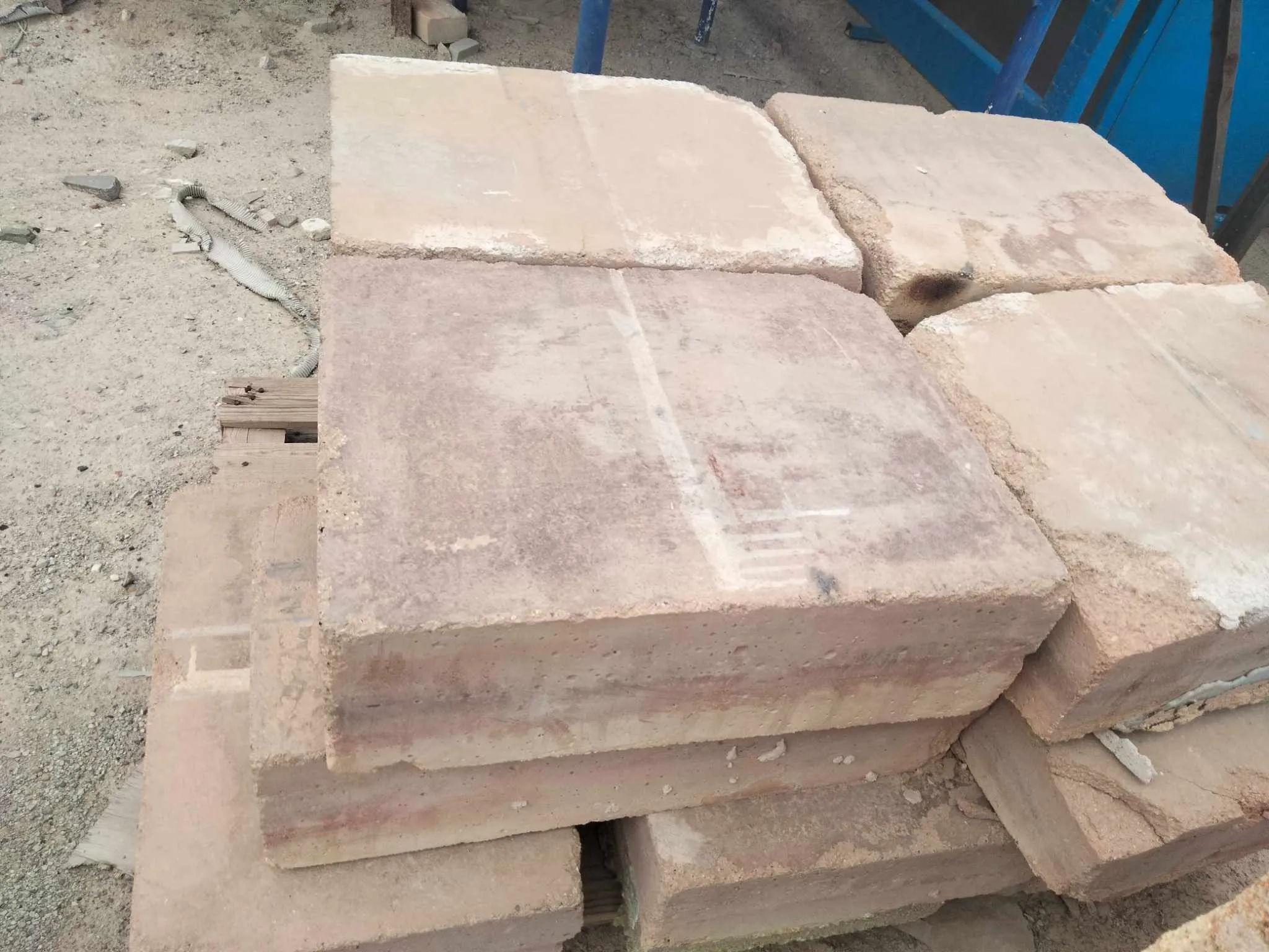 Briques et dalles refractaires