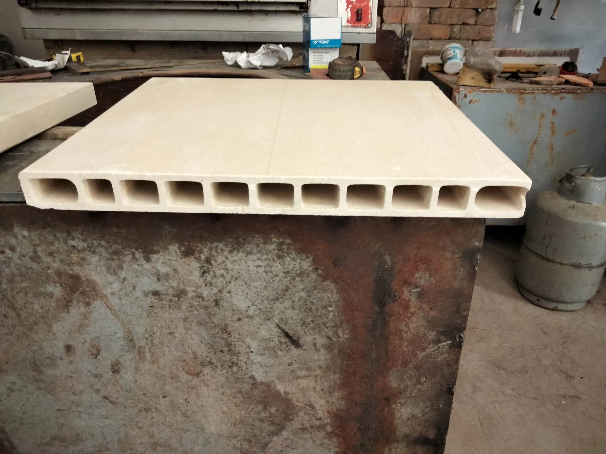 Briques et dalles refractaires