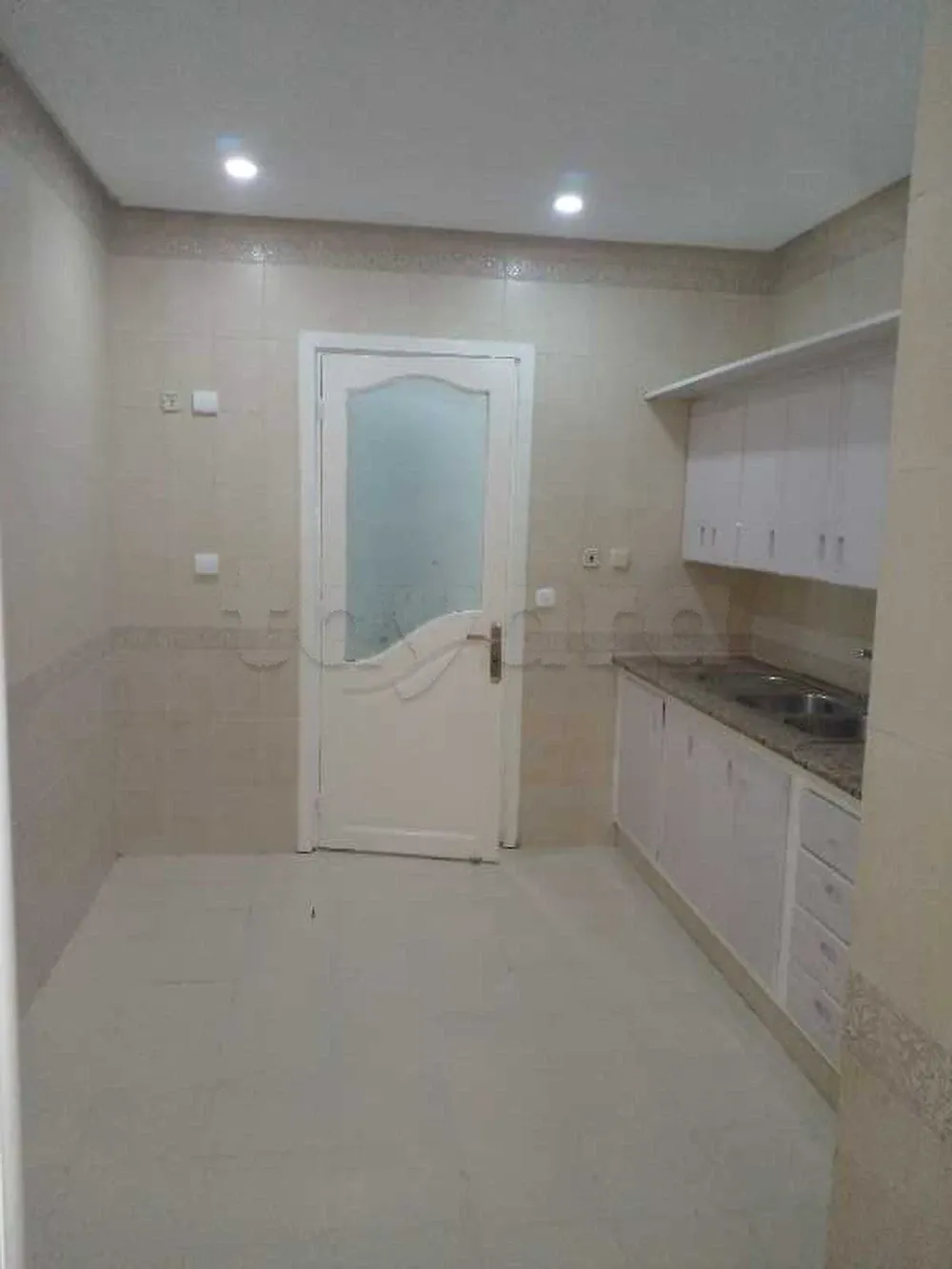 un appartement spacieux s+3 vide au 3éme étage(avec ascenseur) a louer a manzah 7 bis prés de la fontaine
