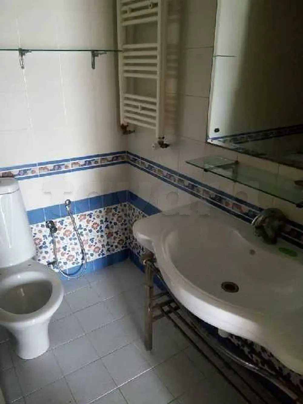 un appartement spacieux s+3 vide au 3éme étage(avec ascenseur) a louer a manzah 7 bis prés de la fontaine