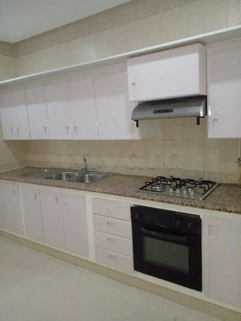 un appartement spacieux s+3 vide au 3éme étage(avec ascenseur) a louer a manzah 7 bis prés de la fontaine