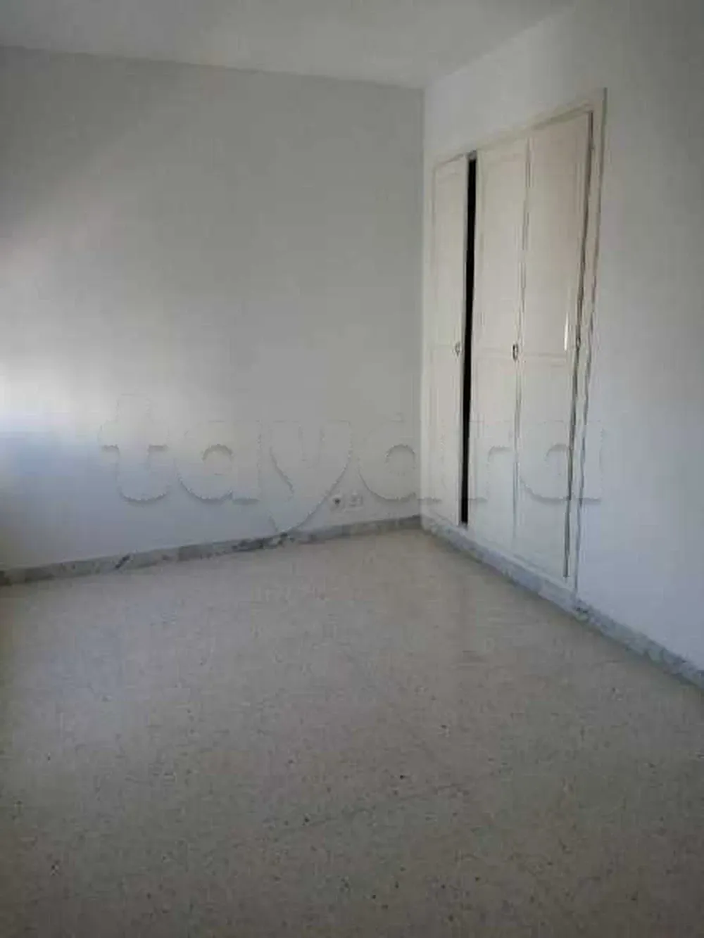 un appartement spacieux s+3 vide au 3éme étage(avec ascenseur) a louer a manzah 7 bis prés de la fontaine