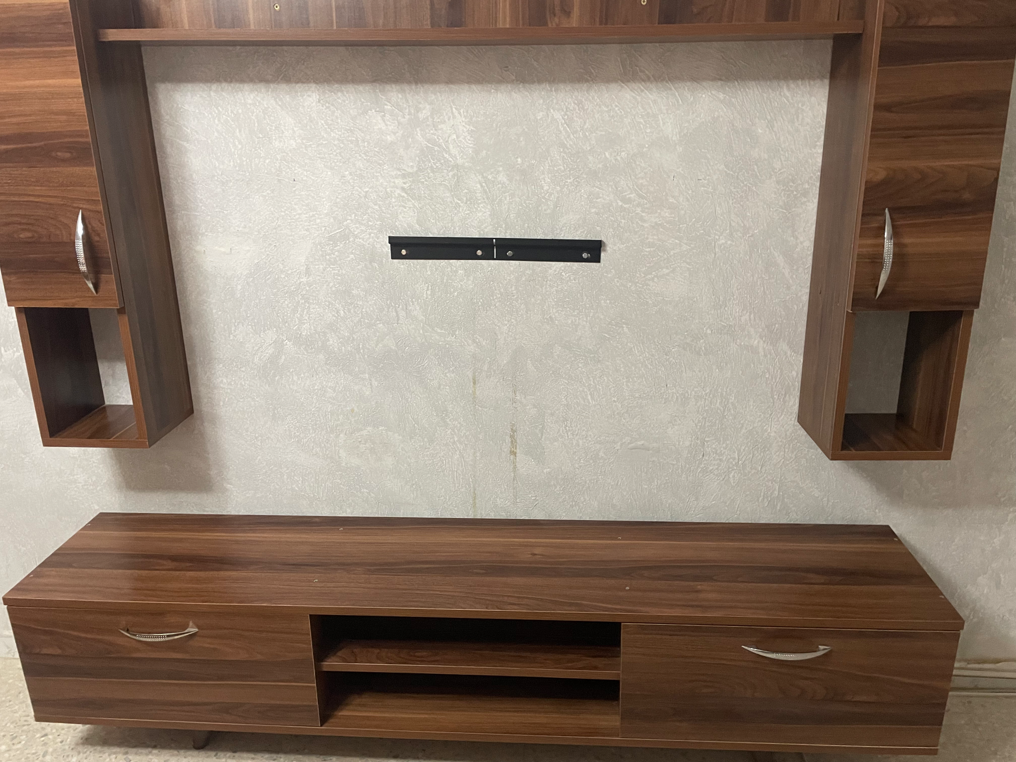 Ensemble meuble TV mural couleur noyer, design moderne et élégant. 250dt