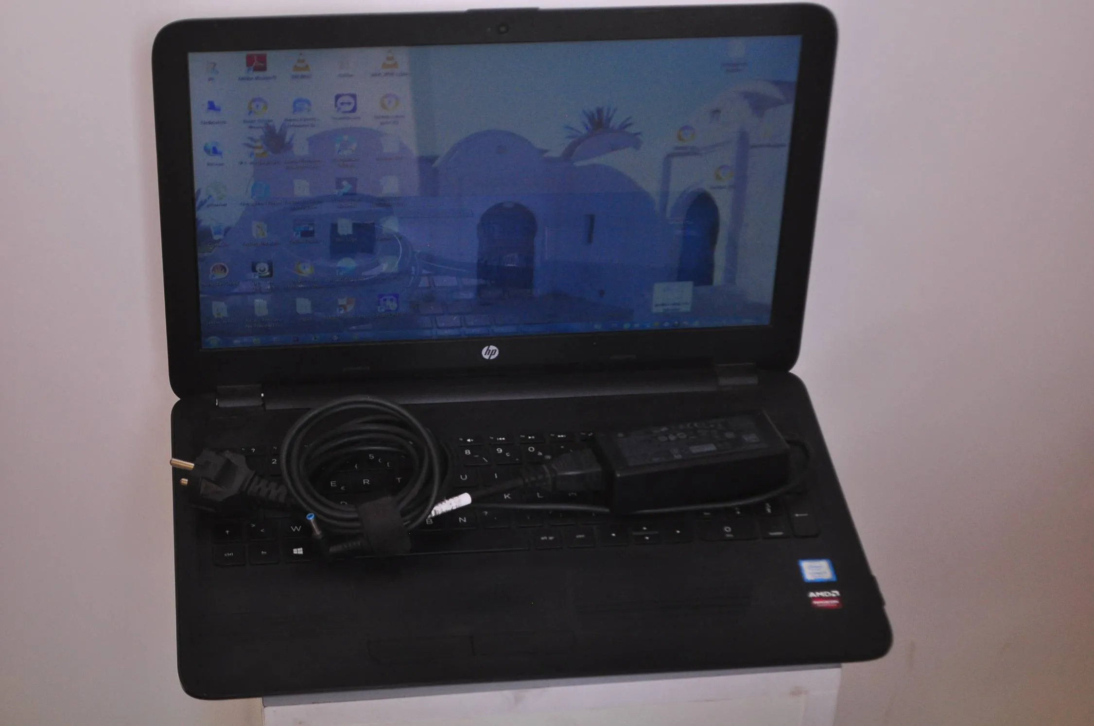 Pc portable HP 15-ay112nk / i5 7é Gén / 8Go/1To/2G AMD R5 M430