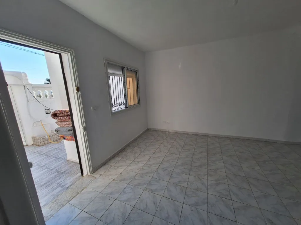 Maison à deux niveaux avec titre foncier individuel à Mourouj 3 – 104 m2