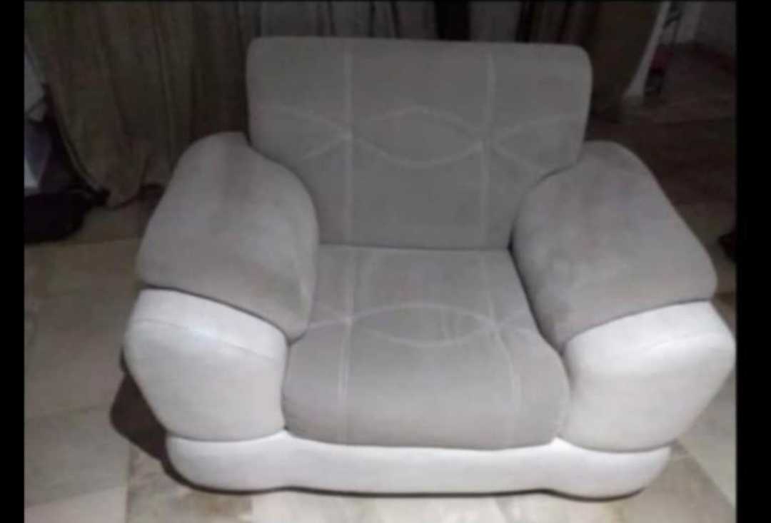 A vendre : Salon en bon état, composé de trois pièces de couleur grise