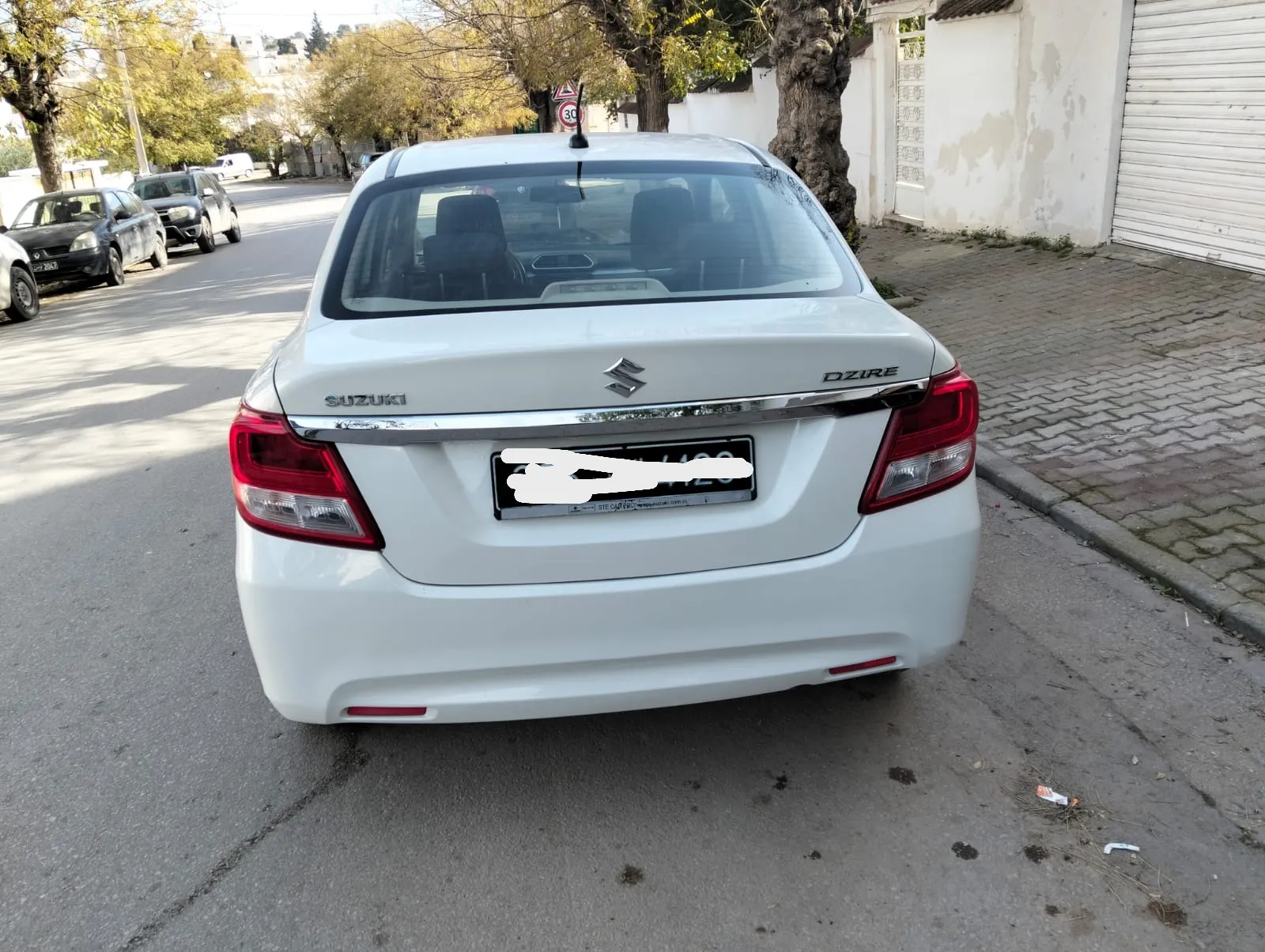 A vendre suzuki  Dzire Blanche Tél 98.427.310