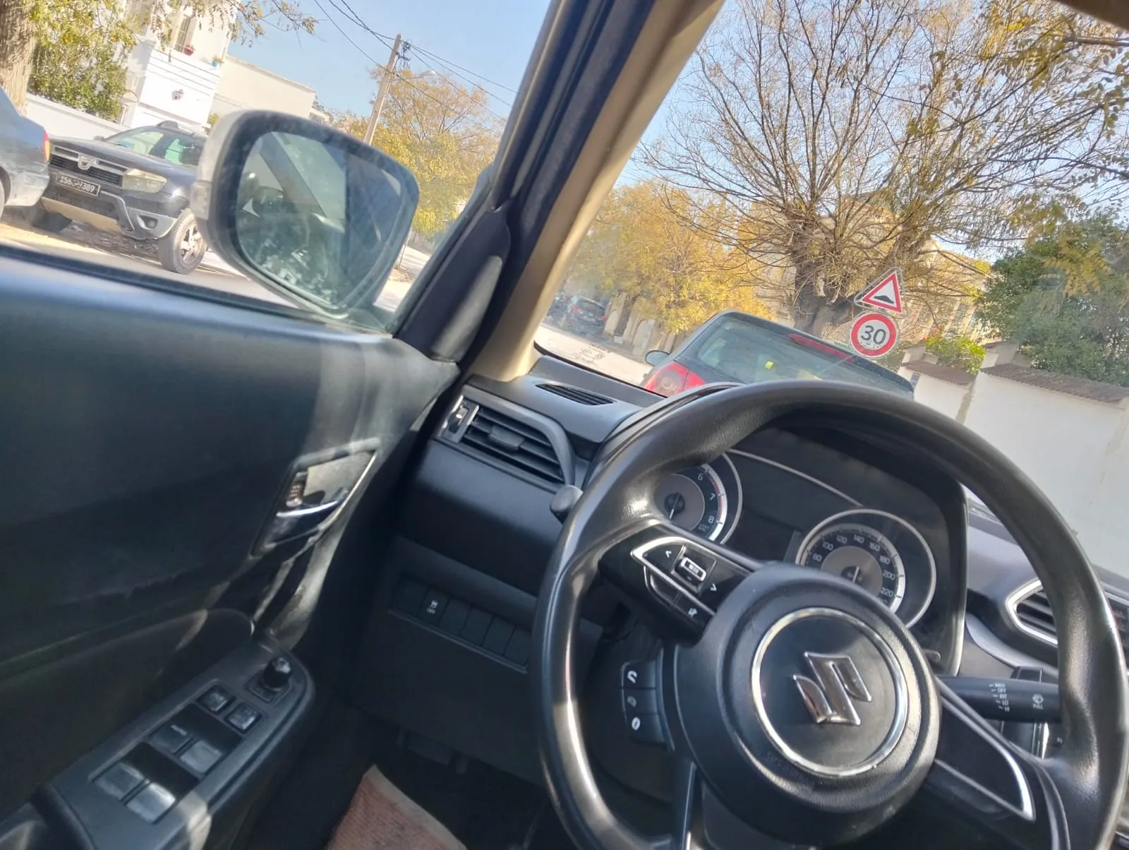 A vendre suzuki  Dzire Blanche Tél 98.427.310