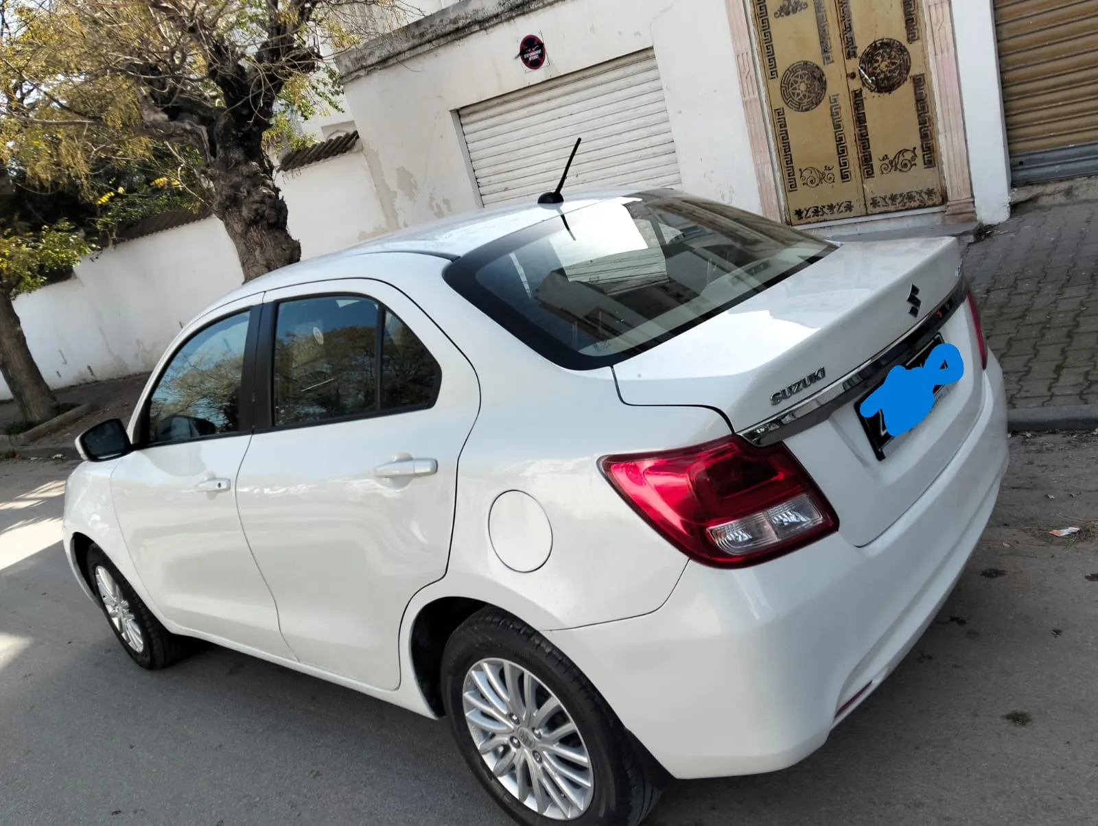 A vendre suzuki  Dzire Blanche Tél 98.427.310