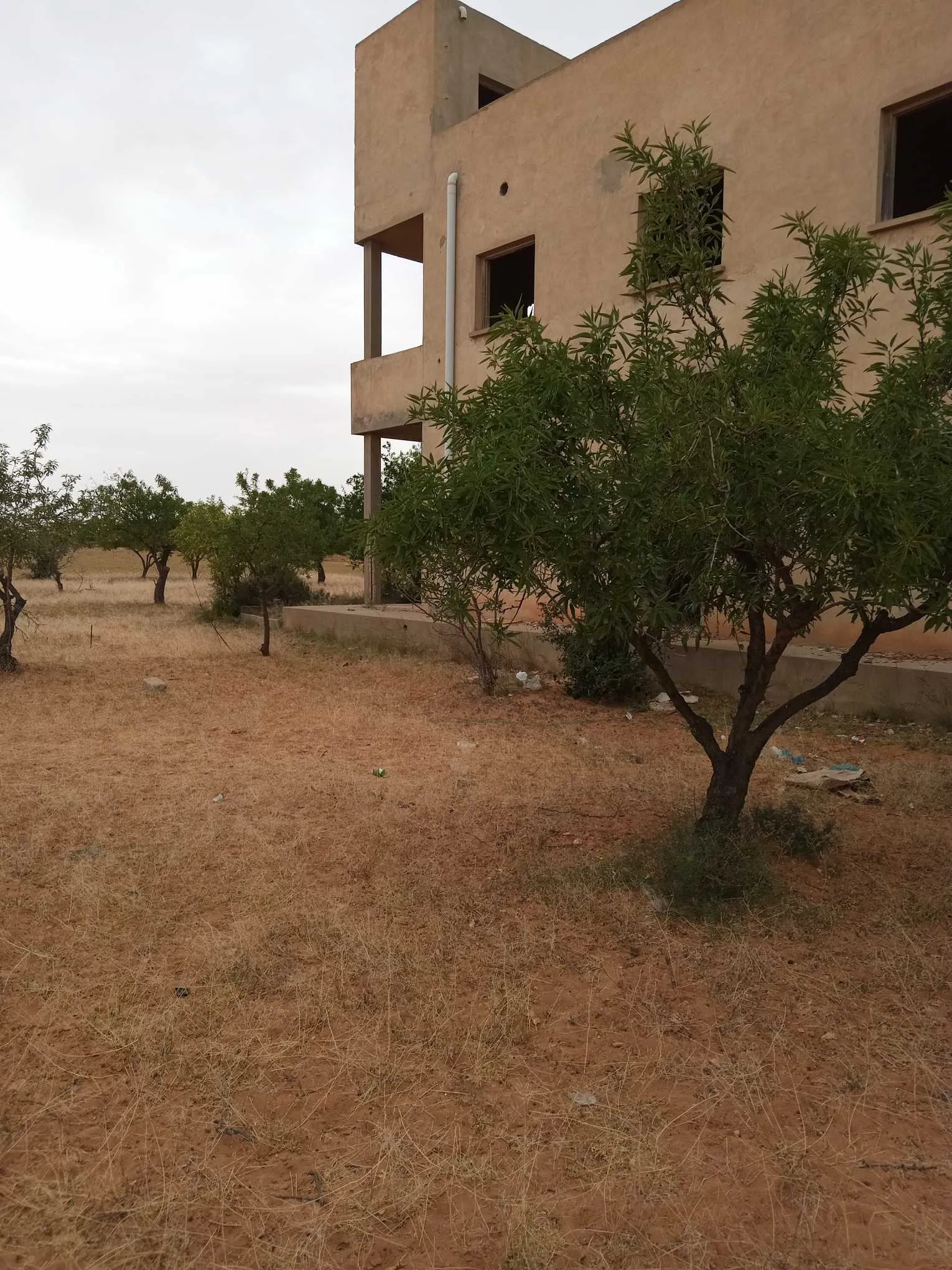 Terrain à vendre avec une villa inachevée de deux étages séparés