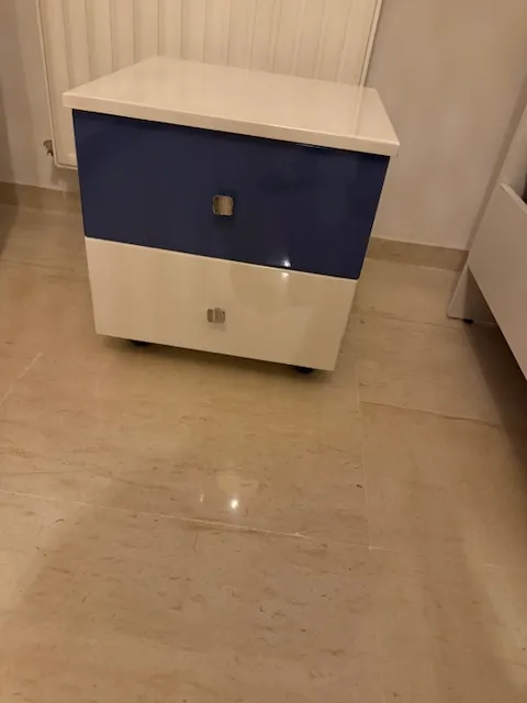2 lits+armoire +table de nuit