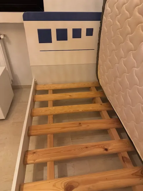 2 lits+armoire +table de nuit