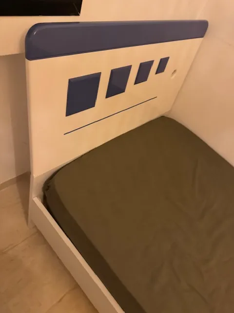 2 lits+armoire +table de nuit