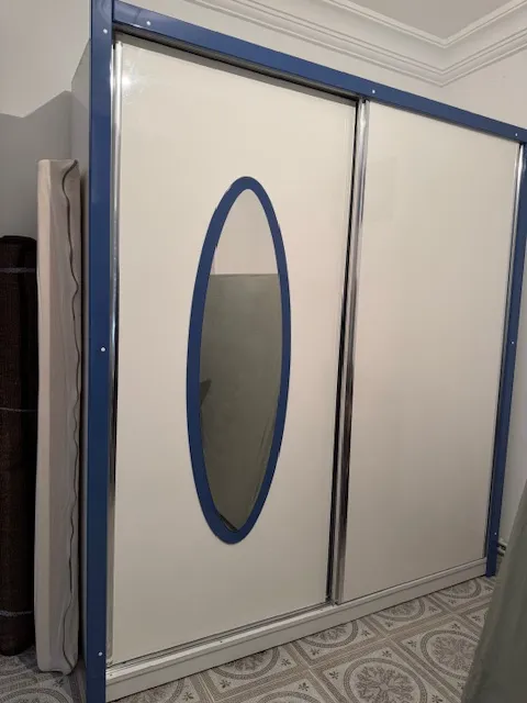 2 lits+armoire +table de nuit