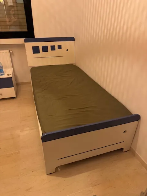 2 lits+armoire +table de nuit
