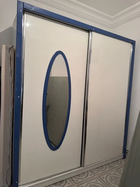 2 lits+armoire +table de nuit