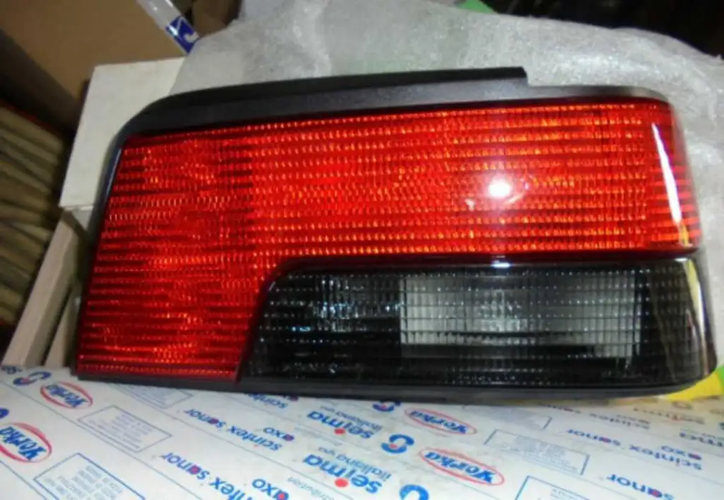 Feu ariere droit PEUGEOT 405 PHASE 2