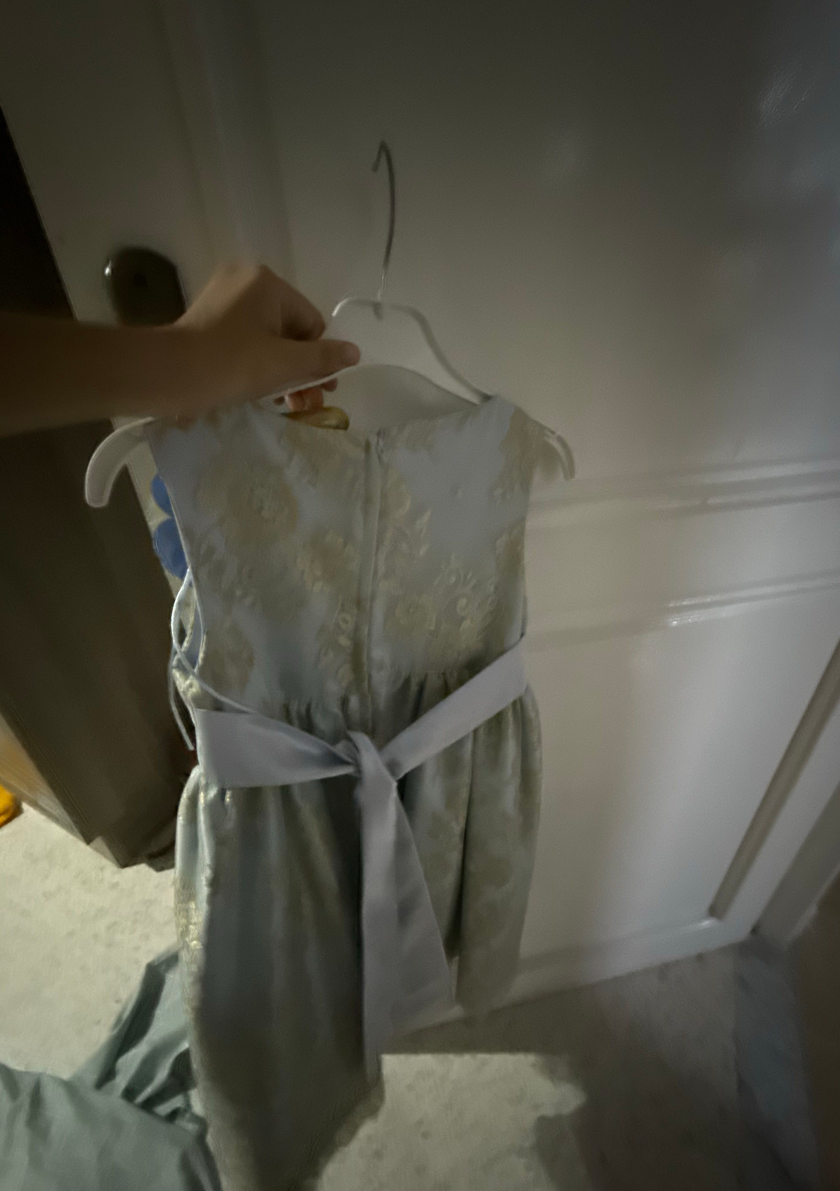 Une magnifique robe bleue avec des touches dorés