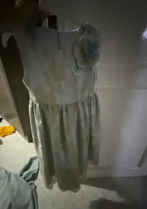 Une magnifique robe bleue avec des touches dorés
