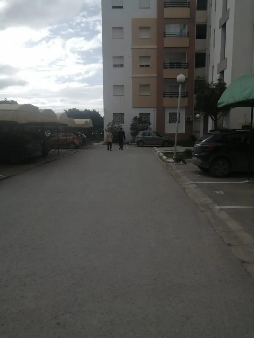 a LOUER UN APPARTEMENT S+4 A 3EME ETAGE