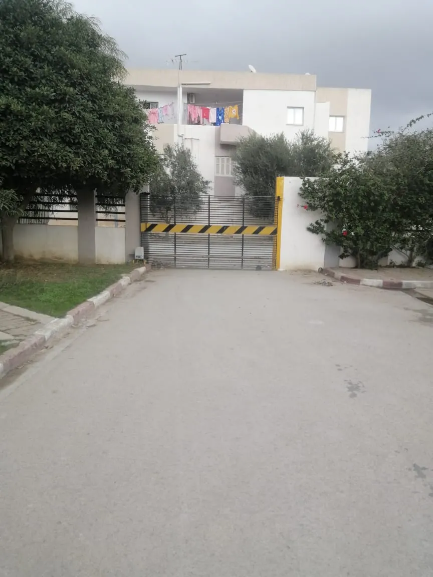 a LOUER UN APPARTEMENT S+4 A 3EME ETAGE