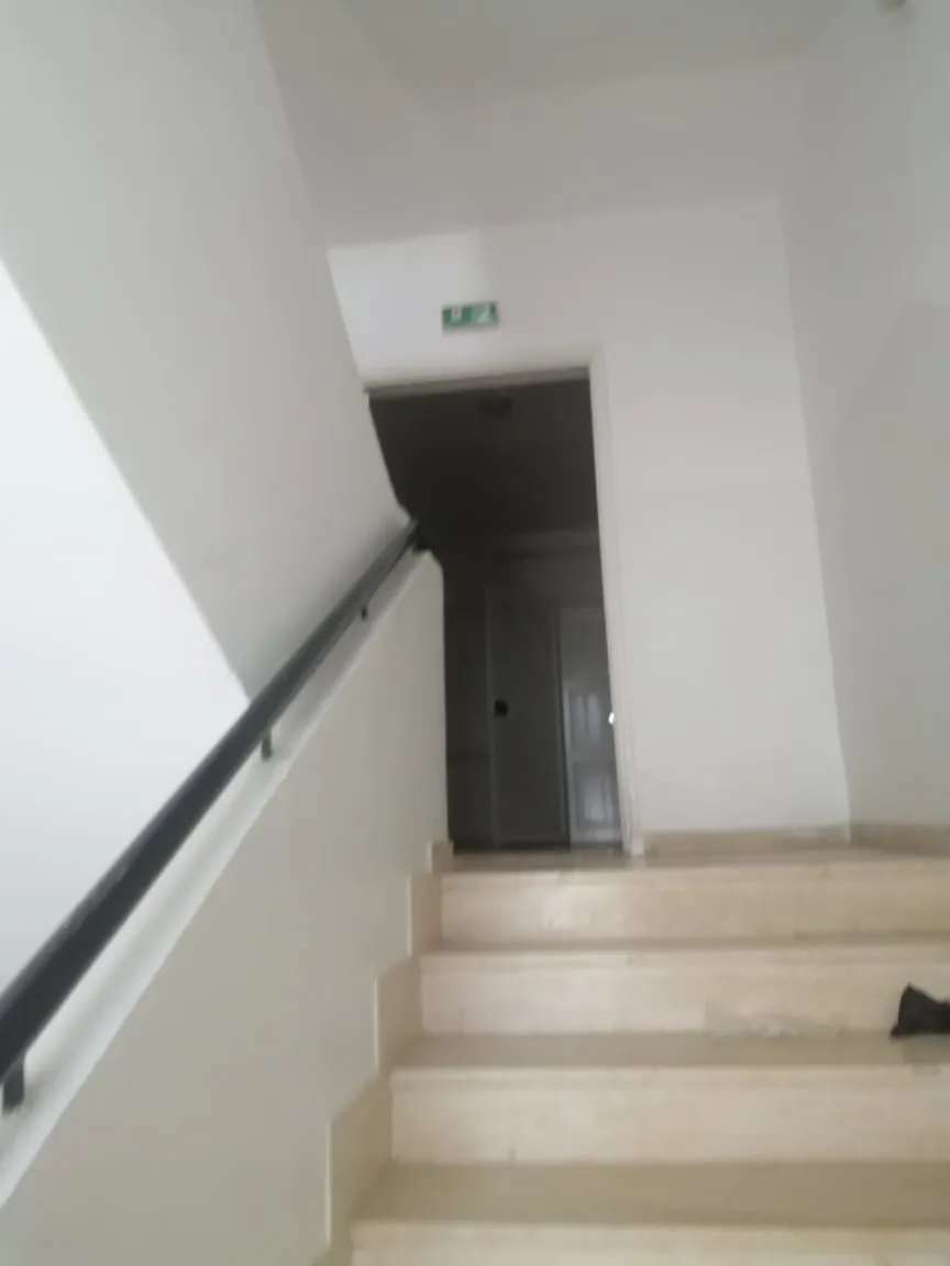 a LOUER UN APPARTEMENT S+4 A 3EME ETAGE