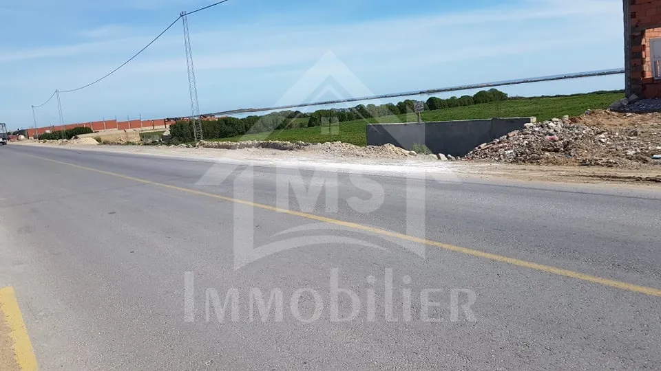 Terrain pieds dans l'eau avec 2 garages à Korba à vendre